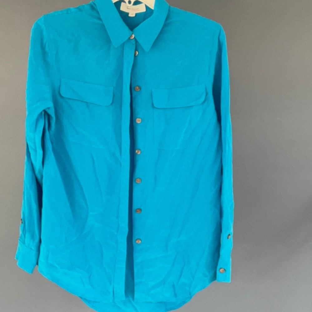 Turbo By Vince Comuto Vibrant blue silk Button up BLOUSE, size XS.